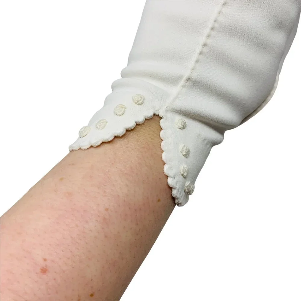 Vintage 1950s White Scalloped Floral Detail Wrist Gloves 7.5